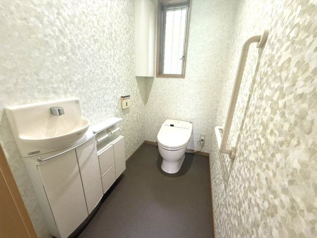 御陵峰ヶ堂町1丁目戸建のトイレ|落ち着いた色調のトイレです