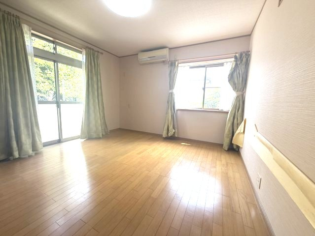 御陵峰ヶ堂町1丁目戸建の洋室|明るい洋室です