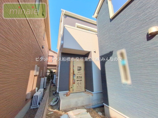 【外観】 | 販売現地
モダンなデザインが印象的な広々とした外観。閑静な住宅街に佇む魅力的な物件です。