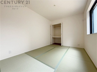 日照が豊富で明るく、自然光を取り入れることができる。温暖な気候を活かし、冬季の暖房負荷を軽減。植物の育成や乾燥衣類の自然乾燥に適しています。眺望が良く、開放感があります。
