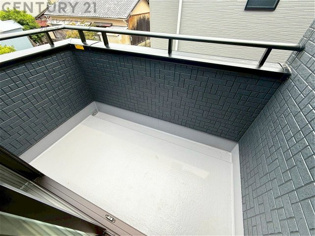 洗濯物の仕分け作業がしやすく、整理整頓が容易になります。洗濯音や湿気を他の部屋に持ち込まず、生活環境を快適に保ちます。上部を活用すれば収納スペースを確保でき洗剤や洗濯用品の整理もしやすくなります。
