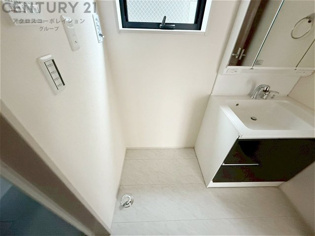 衣服の収納や脱ぎ着や整理整頓がしやすく、湿った衣類を乾燥させるスペースがありカビや臭いの発生を防ぎます。床の汚れを他の部屋に持ち込まず清潔を保つことができます。また快適な入浴環境の整備にも役立ちます。