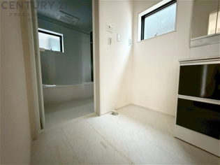 キッチン前のダイニングスペース　カウンターキッチンから料理の受け渡し等に便利です。ダイニングセットを置いても十分な広さを確保。
