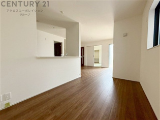 明るい日差しのはいるリビングです。