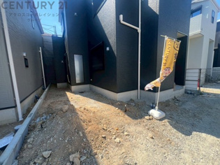 大きな玄関収納付きの玄関です　家族皆様の履物をしっかり収納できます
