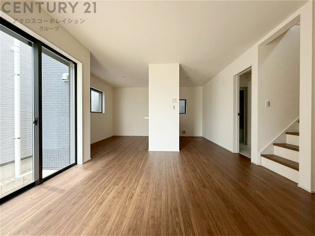 リビング階段設計となっており、家族皆様が自然とリビングスペースに集まります。大きな窓が設置されており、明るい日差しが入ります。リビングセットを置いても十分な広さが確保されています。
