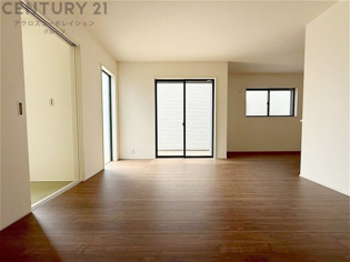 シンプルなデザインと使いやすさを兼ね備えた対面式システムキッチンは、効率的な作業スペースを提供し、家族やゲストとのコミュニケーションを促進します。
