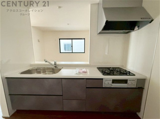 ユニットバスは省スペースでありながら、シンプルな設計と使いやすさを備え、簡便なメンテナンスが可能です。窓付きで換気にも便利です。またミラー・小物置き場もあり便利です。
