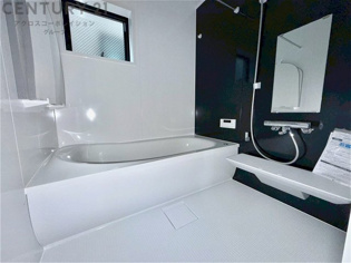 化粧品や洗顔料、歯ブラシなどの必需品をまとめて置ける収納スペースがあり、使用するたびに取り出す手間が省けます。また、水回りのため、濡れても大丈夫な素材が使用されており、お手入れが簡単です。
