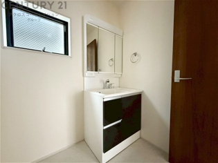 温水洗浄便座付トイレは温水洗浄機能により、暖かい水でおしりを洗浄することができ、冷たい水を使う従来の便座に比べ、温水洗浄機能で暖かいトイレを提供し、快適な使用を可能にします。
