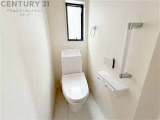 収納力が高く洋服や小物を整理しやすく、更衣室のように使え、部屋がすっきり保てます。収納の配置を自由に調整でき、換気性が良く防湿・防虫対策も可能。快適で機能的な生活空間を実現できます♪
