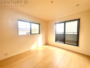 子供部屋…創造性や成長を促す遊びの空間を提供。学習や趣味に集中できる環境を整えます。個別のプライベートスペースは自己表現と自立心を育み、心地よい睡眠環境を整えリラックスできる場所を提供。