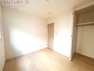 寝室…リラックスできるプライベート空間で、快適な睡眠をサポート。個人の好みに合わせたインテリアや寝具で心地良さを追求。プライベートな時間を過ごし、リフレッシュする場所におすすめです。