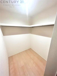 収納力が高く洋服や小物を整理しやすく、更衣室のように使え、部屋がすっきり保てます。収納の配置を自由に調整でき、換気性が良く防湿・防虫対策も可能。快適で機能的な生活空間を実現できます♪