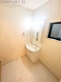 衣服の収納や脱ぎ着や整理整頓がしやすく、湿った衣類を乾燥させるスペースがありカビや臭いの発生を防ぎます。床の汚れを他の部屋に持ち込まず清潔を保つことができます。また快適な入浴環境の整備にも役立ちます。