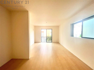 キッチン前のダイニングスペース　カウンターキッチンから料理の受け渡し等に便利です。ダイニングセットを置いても十分な広さを確保。