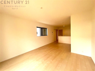 リビングダイニングは家族や友人とのコミュニケーションを楽しむ場所でくつろぎながら食事や会話を楽しめ、多目的に利用できリラックスできる空間です。家庭内の中心として機能し、快適な生活をサポートします。