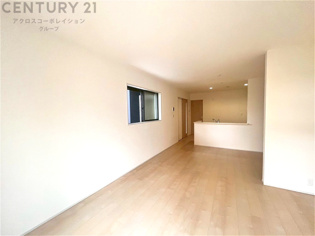 キッチン前のダイニングスペース　カウンターキッチンから料理の受け渡し等に便利です。ダイニングセットを置いても十分な広さを確保。