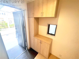 大きな玄関収納付きの玄関です　家族皆様の履物をしっかり収納できます
