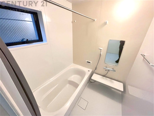 ユニットバスは省スペースでありながら、シンプルな設計と使いやすさを備え、簡便なメンテナンスが可能です。またミラー・小物置き場もあり便利です。