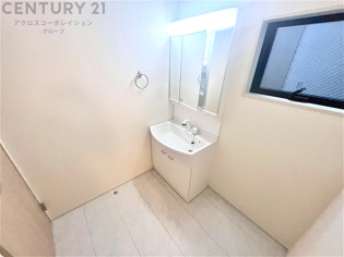 化粧品や洗顔料、歯ブラシなどの必需品をまとめて置ける収納スペースがあり、使用するたびに取り出す手間が省けます。また、水回りのため、濡れても大丈夫な素材が使用されており、お手入れが簡単です。