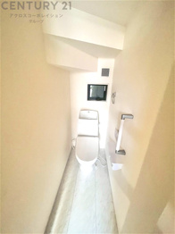 温水洗浄便座付トイレは温水洗浄機能により、暖かい水でおしりを洗浄することができ、冷たい水を使う従来の便座に比べ、温水洗浄機能で暖かいトイレを提供し、快適な使用を可能にします。