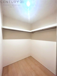 収納力が高く洋服や小物を整理しやすく、更衣室のように使え、部屋がすっきり保てます。収納の配置を自由に調整でき、換気性が良く防湿・防虫対策も可能。快適で機能的な生活空間を実現できます♪