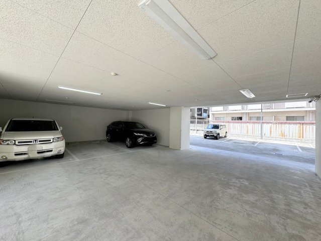 グリュックメゾン西大寺の駐車場