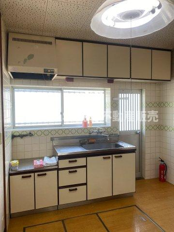 大蓮東1丁目中古戸建のキッチン|コンパクトなキッチンで掃除もラクラク♪勝手口があり風通しが良くなります！