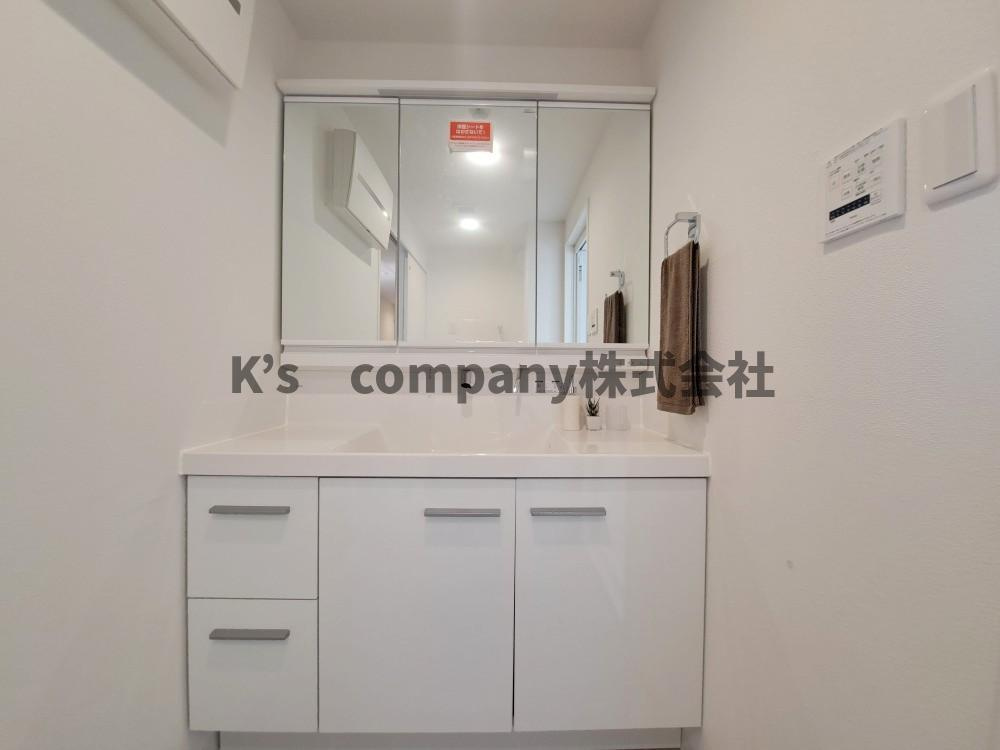茅ヶ崎市本村4丁目　ライオンズマンション茅ヶ崎中央公園の独立洗面台|三面鏡の内側に小物収納が充実しています◇