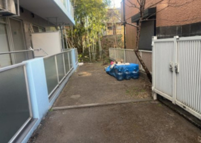 【中庭】 | キャトルセゾン下九沢 | 中庭（パティオ）とは、一つの建築物の内部に設けられた、壁などで囲われている庭のことを指します。コの字型、ロの字型が主流ですが、L字型の中庭もあります。最近では、インテリア性の高さからも人気があります。