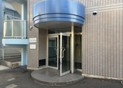 【エントランス】 | キャトルセゾン下九沢 | マンションのエントランスには、もともと風よけや防犯の役割がありますが、マンションによって宅配ボックスなどの設備が備わっている所もあります。日々の生活をイメージしながら生活しやすさをチェックしましょう。