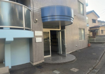 【受付】 | キャトルセゾン下九沢 | 受付はマンションコンシェルジュがいる場合もあれば、管理人が滞在する小部屋を総称して呼ぶことがあります。主にエントランスに設置されていることから、防犯面でも期待ができます。防犯設備がない場合はより安心！