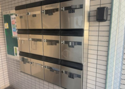 【設備】 | キャトルセゾン下九沢 | エントランス付近に設置されている集合ポストは、住んでいる部屋と離れているため、ポストをあさるなど誰かに何かされていても被害に気づきにくいです。入居する時には他人に特定されにくい番号で鍵をかけましょう！