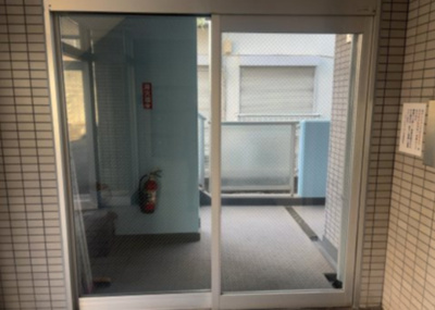 【ロビー】 | キャトルセゾン下九沢 | ロビーというと、エントランスと何がちがうの？と思いますよね。実はロビーとエントランスには明確な決まりはありません。物件によっては、エントランスを入って広がるある程度の広さのある空間がロビーとなります。