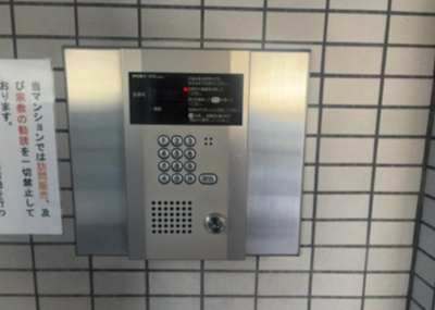 【防犯設備】 | キャトルセゾン下九沢 | 当然のことではありますが、オートロックやセンサーライト、ホームセキュリティーなどの防犯設備があれば、小さいお子様がいるご家庭も安心ですよね！まず物件購入の際は、防犯設備もチェックするようにしましょう。
