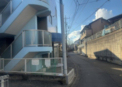 【外観】 | キャトルセゾン下九沢 | 隣家の土地はどうなっているのか、生活利便施設が近くにあるのか、学校まで近いかなど、お客様のライフスタイルにあわせたイメージが重要です。また、近くにあると困る施設が近くにないかも確認するといいでしょう。