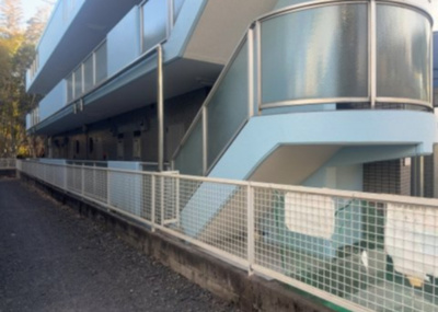 【玄関】 | キャトルセゾン下九沢 | 玄関は家の顔でもあり、家族以外の目にも止まる場所です。玄関は外との間を仕切る扉、靴などをしまっておく収納スペース、靴脱ぎのたたきスペース、来客とのやり取りをするドアホンなど複数のアイテムからなります。