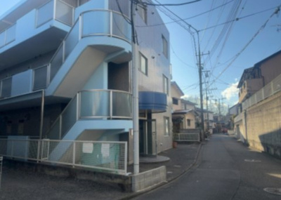 【外観】 | キャトルセゾン下九沢 | 外観はマンション管理がされているかの目安になります。築年数が古いと、壁面は劣化してひび割れが生じることも！建物が古びていても細かいところが修繕されていると、きちんと管理されているなぁと感じるでしょう。