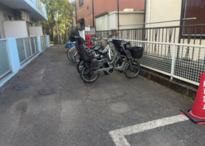 【駐車場】 | キャトルセゾン下九沢 | 車一台あたりに必要なスペースは、標準サイズの普通自動車で横幅2m50cm、長さ5mは必要になります。ただし、乗降のことも考慮して横幅3m30cm、長さ5m50cmほどは確保できるところを選びましょう。