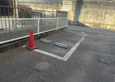 【駐車場】 | キャトルセゾン下九沢 | 駐車場と明記されていても、最小スペースでつくられた駐車場だと大型車は駐車できなかったり、出入りしにくくなったりする可能性があります。お車のサイズと購入したい物件の駐車場のサイズを現地で確認しましょう。