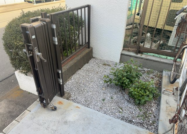 【中庭】 | スカイハイツ小町 | 中庭（パティオ）とは、一つの建築物の内部に設けられた、壁などで囲われている庭のことを指します。コの字型、ロの字型が主流ですが、L字型の中庭もあります。最近では、インテリア性の高さからも人気があります。