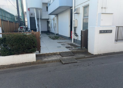 【エントランス】 | スカイハイツ小町 | マンションのエントランスには、もともと風よけや防犯の役割がありますが、マンションによって宅配ボックスなどの設備が備わっている所もあります。日々の生活をイメージしながら生活しやすさをチェックしましょう。