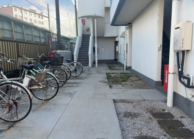 【ロビー】 | スカイハイツ小町 | ラウンジは、マンションの共用スペースに椅子やテーブルなどを配置した利用者が寛げる空間です。屋内型ラウンジと屋外型ラウンジがあります。共用部分の管理状況と合わせて、詳細については現地でご確認ください。