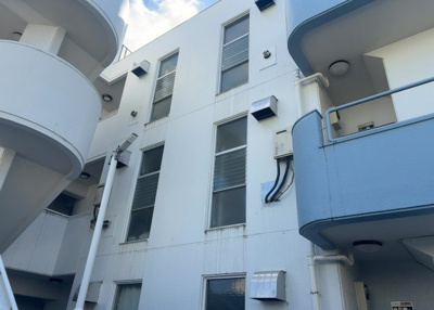 【受付】 | スカイハイツ小町 | 受付はマンションコンシェルジュがいる場合もあれば、管理人が滞在する小部屋を総称して呼ぶことがあります。主にエントランスに設置されていることから、防犯面でも期待ができます。防犯設備がない場合はより安心！