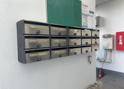 【設備】 | スカイハイツ小町 | エントランス付近に設置されている集合ポストは、住んでいる部屋と離れているため、ポストをあさるなど誰かに何かされていても被害に気づきにくいです。入居する時には他人に特定されにくい番号で鍵をかけましょう！