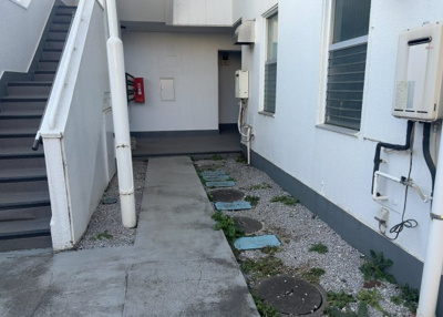 【ロビー】 | スカイハイツ小町 | ロビーというと、エントランスと何がちがうの？と思いますよね。実はロビーとエントランスには明確な決まりはありません。物件によっては、エントランスを入って広がるある程度の広さのある空間がロビーとなります。