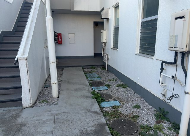 【ロビー】 | スカイハイツ小町 | ロビーというと、エントランスと何がちがうの？と思いますよね。実はロビーとエントランスには明確な決まりはありません。物件によっては、エントランスを入って広がるある程度の広さのある空間がロビーとなります。