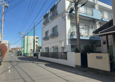 【外観】 | スカイハイツ小町 | 隣家の土地はどうなっているのか、生活利便施設が近くにあるのか、学校まで近いかなど、お客様のライフスタイルにあわせたイメージが重要です。また、近くにあると困る施設が近くにないかも確認するといいでしょう。