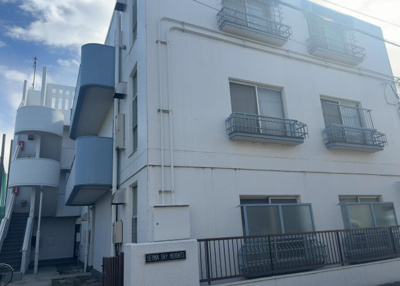 【現況写真】 | スカイハイツ小町 | 道幅が広い場所は日当たりや風通が良好です。幅が広いのですれ違いも可能ですし大きな車でも駐車可能！一方で、大型車が通ることも多くなるため交通量の増加により騒音に繋がります。また土地の値段が高くなります。